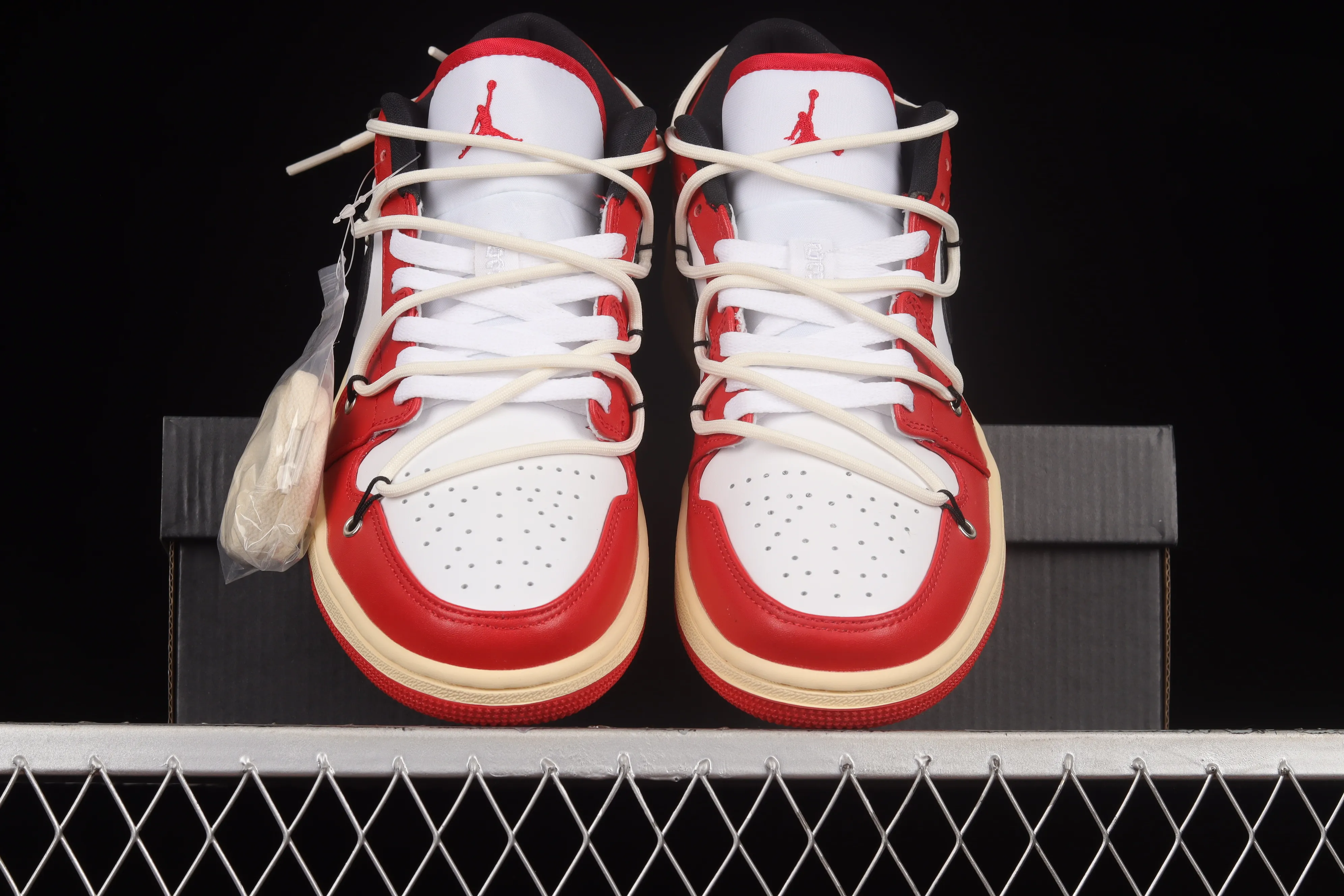 All categories Air Jordan Jordan series basketball shoes Air Jordan 1 Low Z version Air Jordan 1 Low AJ1 Joe 1 customized version Vibe flavor deconstruction Sports culture basketball shoes 553558-118